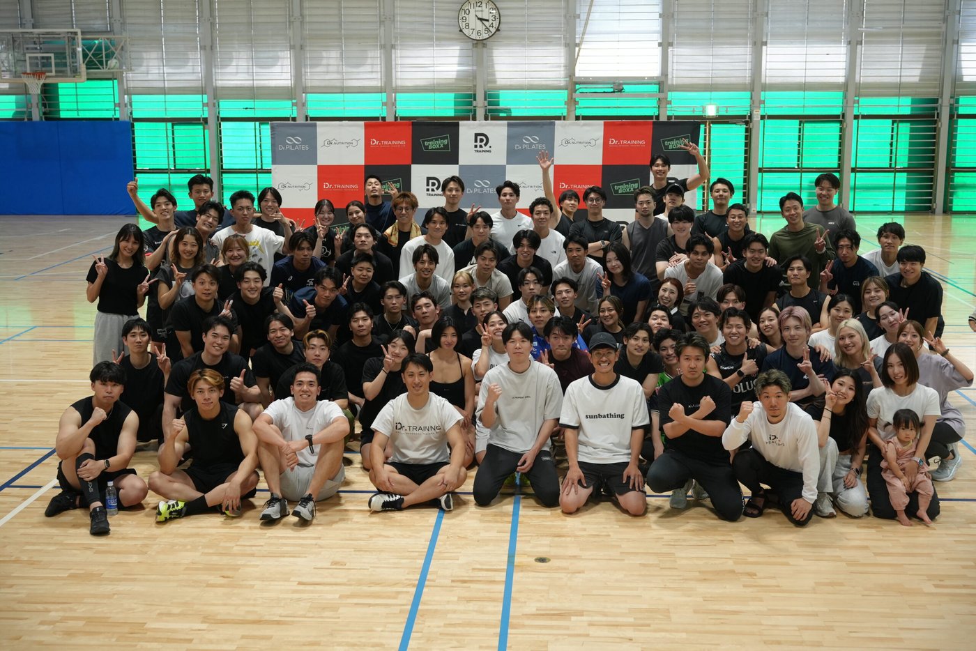 Dr.トレーニングの社内運動会に集まったキャストの集合写真