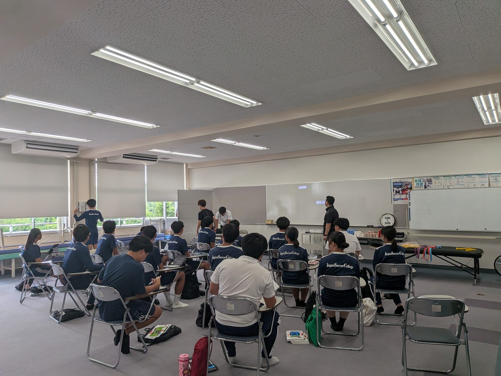 JAPANサッカーカレッジでの産学連携特別講義 初日、トレーナーを目指す学生21名が受講する教室