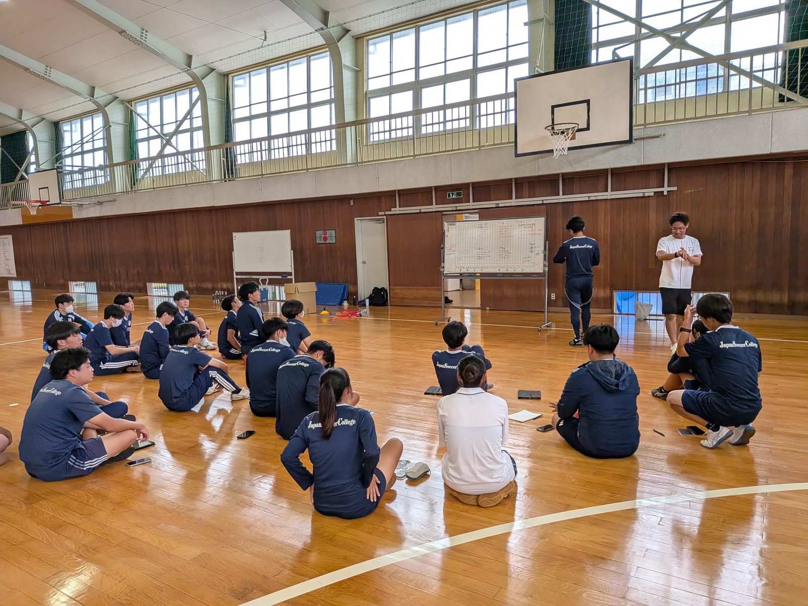 体育館に会場を移し、競技復帰に向けたトレーニングを学ぶ学生たち