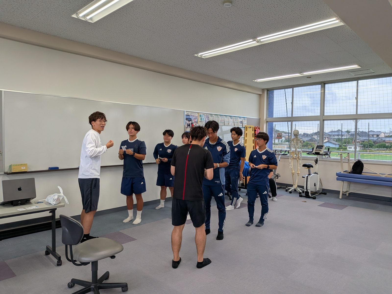 3人1組でトレーナー役・選手役に分かれ、指導実践を行う学生
