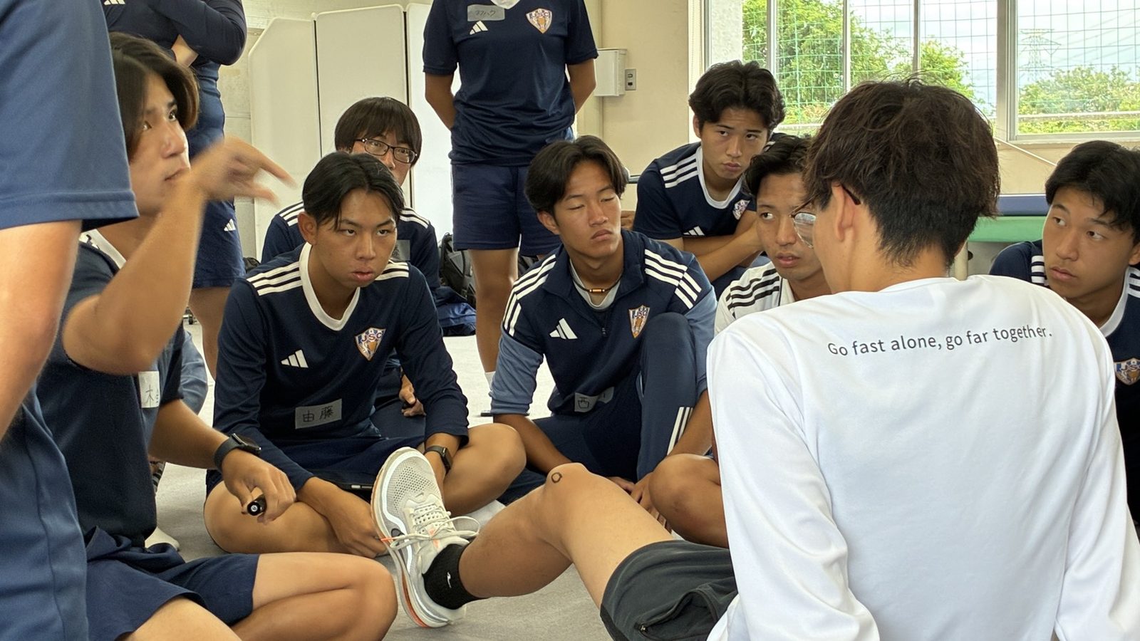 休み時間にDr.トレーニングの講師を囲んで質問する受講生たち