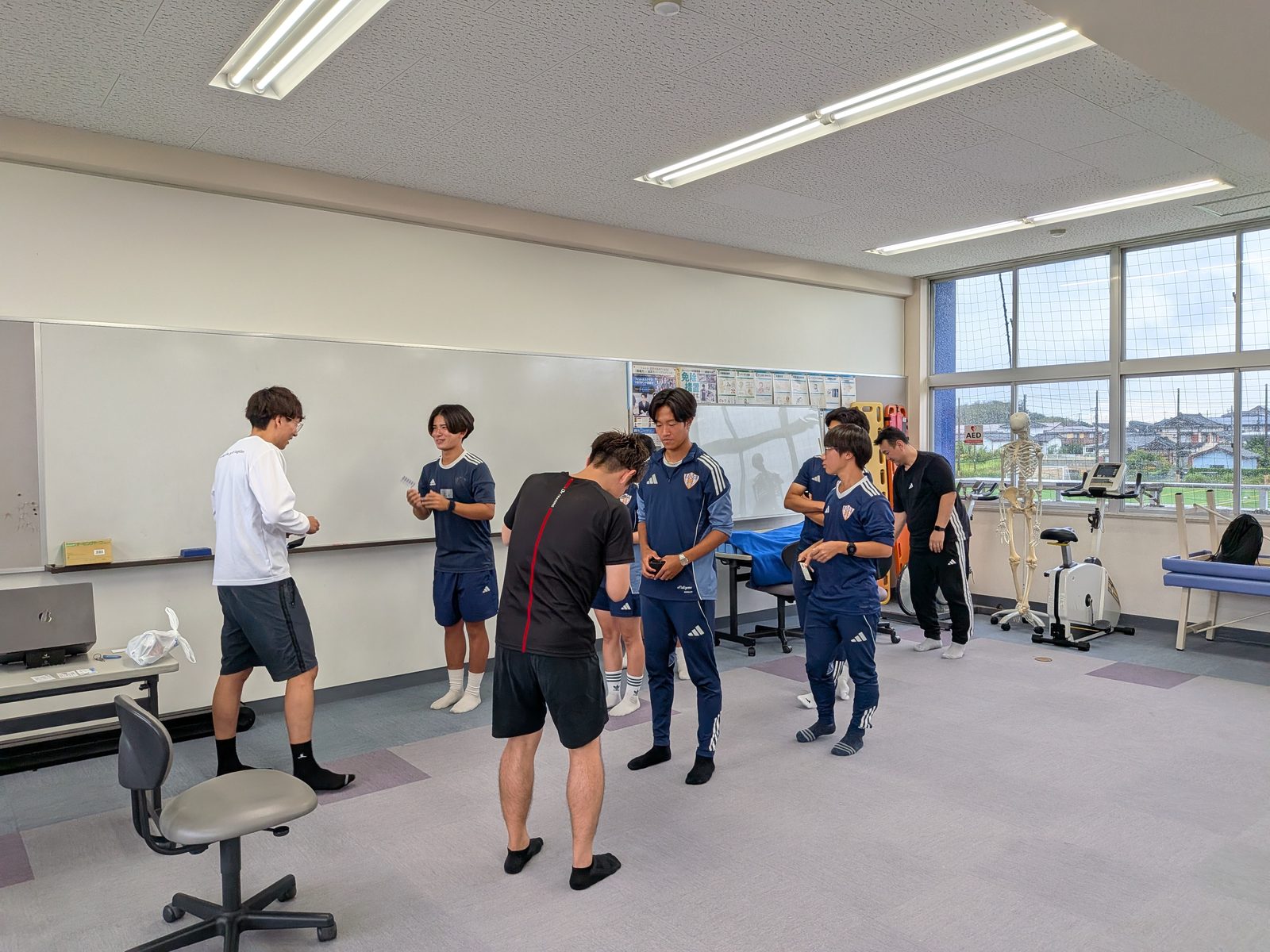 全30時間の特別講義 最終日、指導実践に取り組む学生とDr.トレーニングの講師
